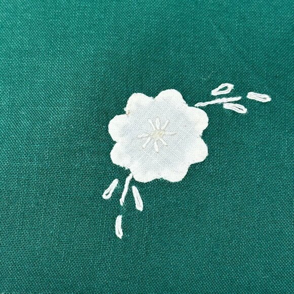 Green Cloth Napkins White Embroidered Floral Design Square Set of 6 - Picture 4 of 11